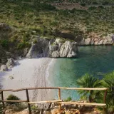 Splendide calette siciliane con acqua cristallina, rocce imponenti e vegetazione mediterranea. Un angolo di paradiso.