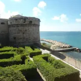 Castello Aragonese e giardini curati, un'idea di cosa vedere a Taranto in mezza giornata, con il mare azzurro sullo sfondo.