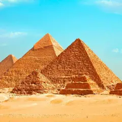 Le maestose piramidi di Giza, un'icona da non perdere se ti chiedi cosa vedere al Cairo in 2 giorni.