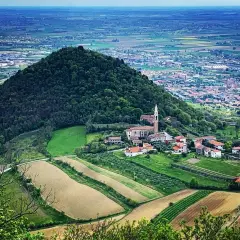 Panoramica dei Colli Euganei con un borgo e campi coltivati. Ideale per scoprire i ristoranti dei Colli Euganei.
