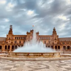 Fontana maestosa a Plaza de España, un must per chi cerca cosa vedere a Siviglia in un giorno. Architettura imponente e giochi d'acqua.
