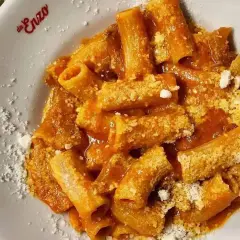 Rigatoni al sugo e parmigiano, un piatto da provare se cerchi dove mangiare a Trastevere.
