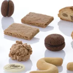 Varietà di biscotti veneziani: cantucci alle mandorle, biscotti al cioccolato, frollini con uvetta e altre delizie.
