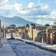 Antica strada romana a Pompei, con il Vesuvio sullo sfondo. Un percorso suggestivo per capire come raggiungere Pompei da Napoli.