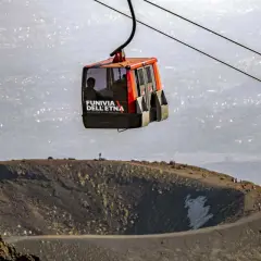 Funivia dell'Etna in movimento, un modo unico per visitare l'Etna e ammirare il paesaggio vulcanico.