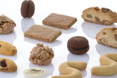Varietà di biscotti veneziani: cantucci alle mandorle, biscotti al cioccolato, frollini con uvetta e altre delizie.