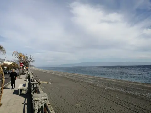 Spiaggia di Roccalumera - Guida completa per una giornata perfetta