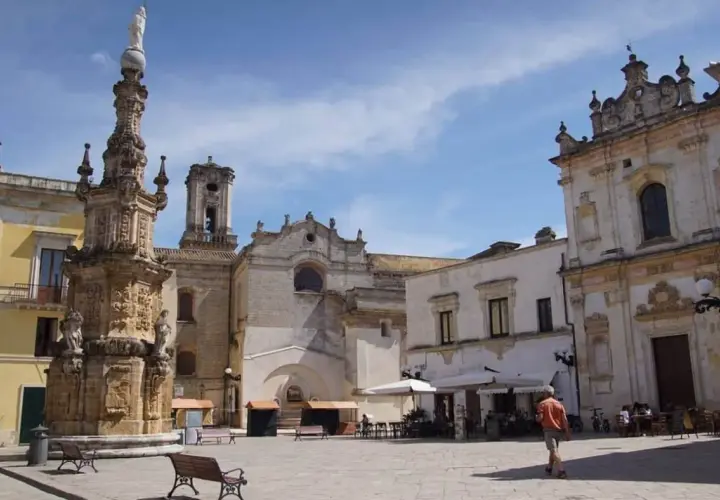 Piazza del Popolo a Nardò: un obelisco barocco domina la piazza con chiese e palazzi storici. Ideale per scoprire cosa vedere a Nardò.