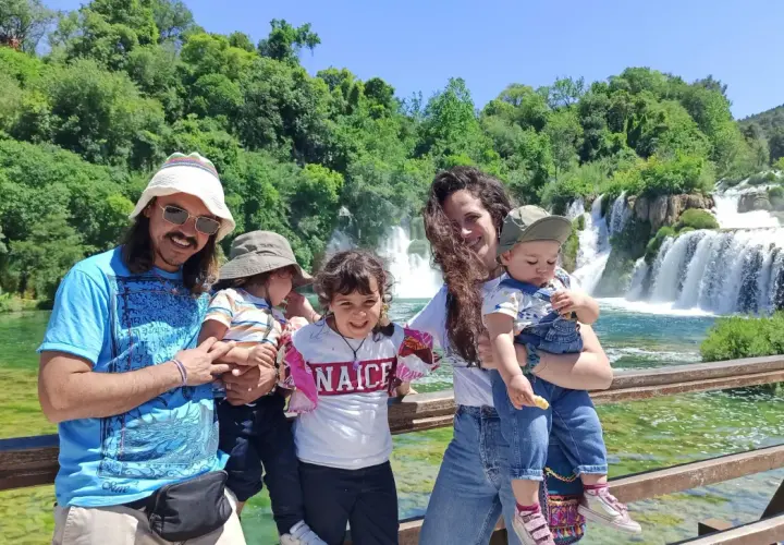 Famiglia felice con cascate sullo sfondo, un ricordo da Zara città.