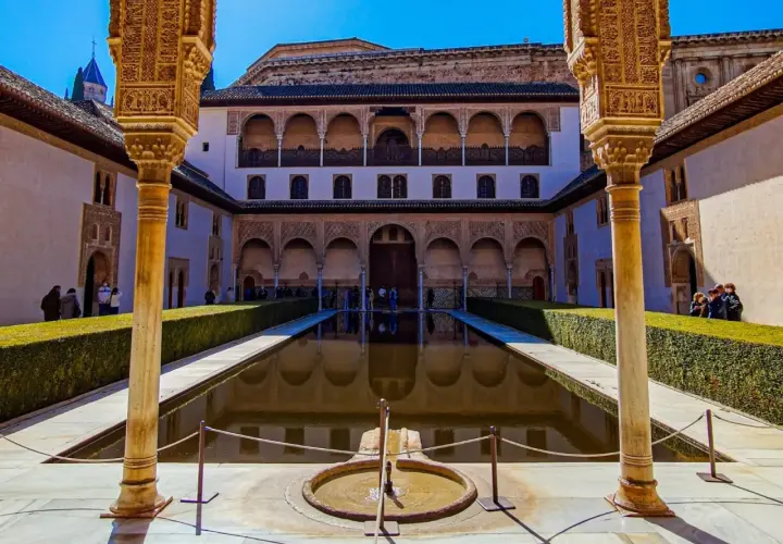 Cortile dell'Alhambra con piscina riflettente, un must per cosa vedere a Granada in 2 giorni.