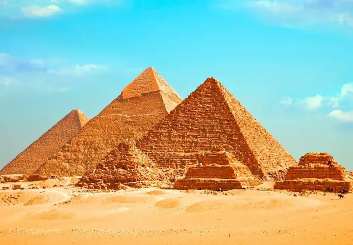 Le maestose piramidi di Giza, un'icona da non perdere se ti chiedi cosa vedere al Cairo in 2 giorni.
