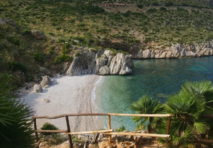 Splendide calette siciliane con acqua cristallina, rocce imponenti e vegetazione mediterranea. Un angolo di paradiso.