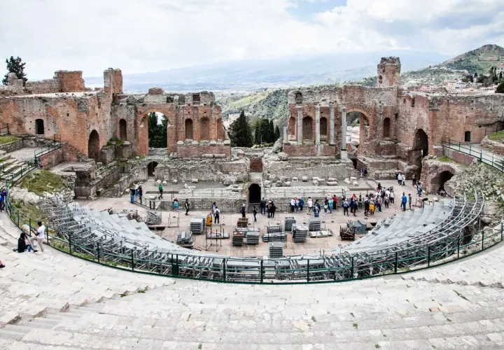 Un weekend a Taormina, tra le rovine del teatro greco-romano e la vista mozzafiato sull'Etna.