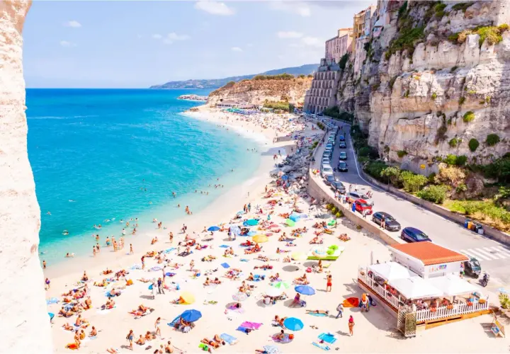 Le spiagge di Tropea, con la sabbia dorata, il mare cristallino e la scogliera a picco, sono un vero paradiso.