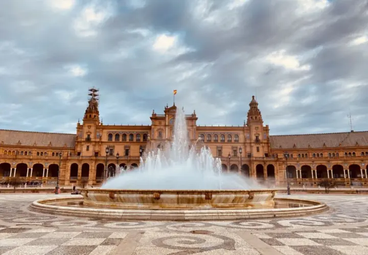Fontana maestosa a Plaza de España, un must per chi cerca cosa vedere a Siviglia in un giorno. Architettura imponente e giochi d'acqua.
