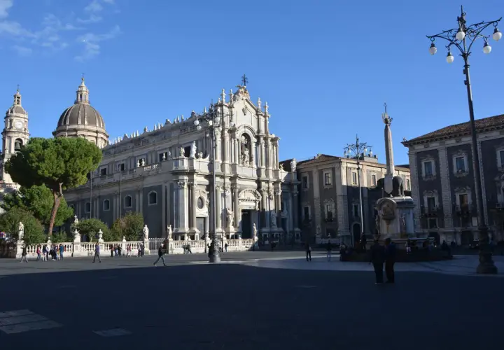 Piazza del Duomo a Catania: la cattedrale, l'elefante e l'obelisco, perfetti per scoprire cosa vedere a Catania in un giorno.