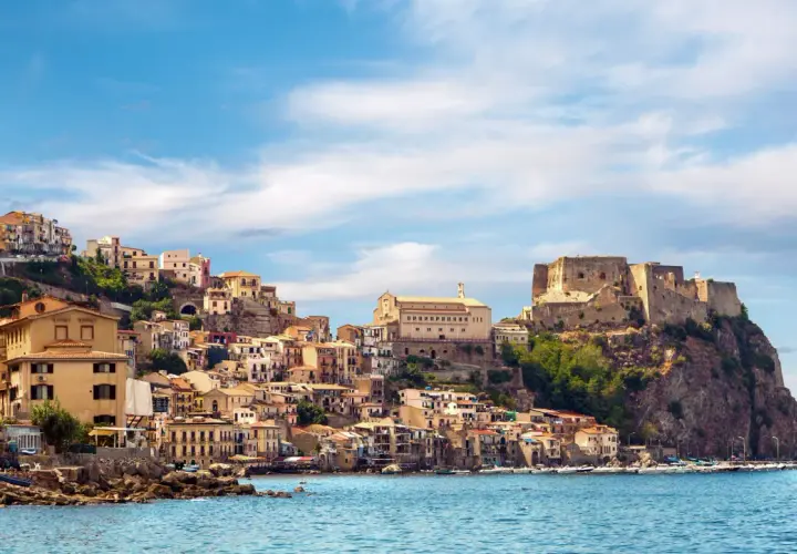 Scilla, con le sue case colorate a picco sul mare e l'imponente castello Ruffo, domina il paesaggio.