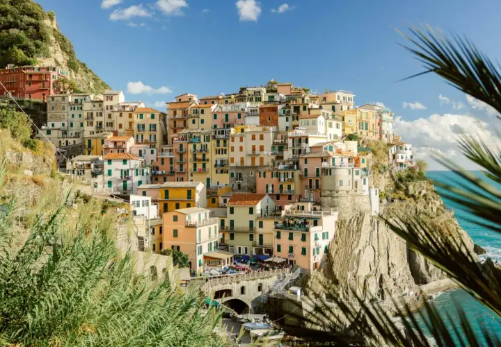 Case colorate a picco sul mare, un'immagine iconica di ciò per cui l'Italia è famosa: bellezza, paesaggi mozzafiato e vita vibrante.
