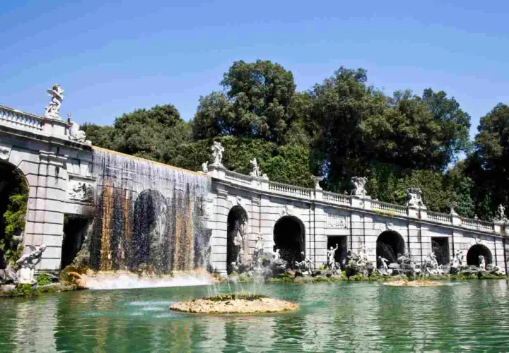 Cascata monumentale con statue e fontane, parte della Reggia di Caserta, la piazza piu grande Italia.