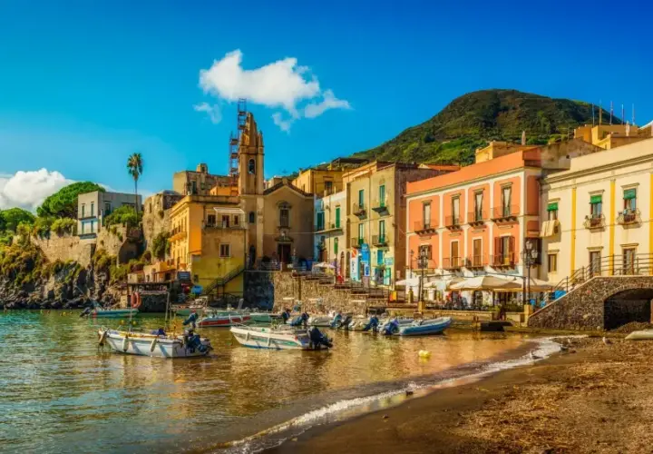 Un borgo colorato sul mare, barche ormeggiate e un campanile svettante. Ecco cosa fare a Lipari per un'esperienza indimenticabile.