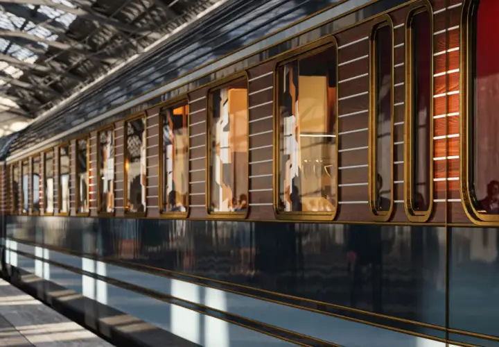 Lussuoso treno con finiture in legno e oro, pronto per il suo percorso Orient Express. Riflessi di passeggeri eleganti nelle finestre.
