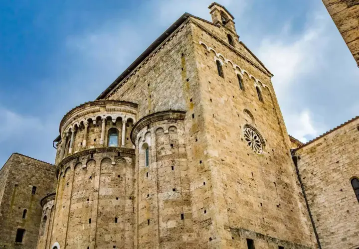 La Cattedrale di Anagni, uno dei gioielli tra i 5 borghi da visitare in Ciociaria, con la sua imponente facciata in pietra e il rosone circolare.