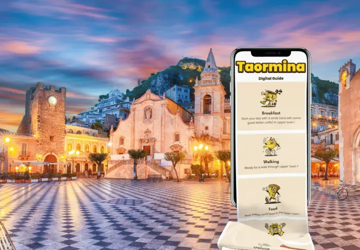 Taormina, Italia: una piazza storica illuminata al tramonto, con un'app guida digitale che mostra colazione, passeggiate e cibo locale.