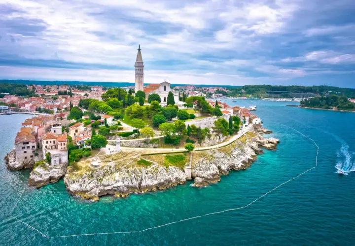 Rovigno, gioiello dell'Istria, cosa vedere in 3 giorni: un borgo medievale su un'isola con chiesa e campanile svettanti sul mare turchese.