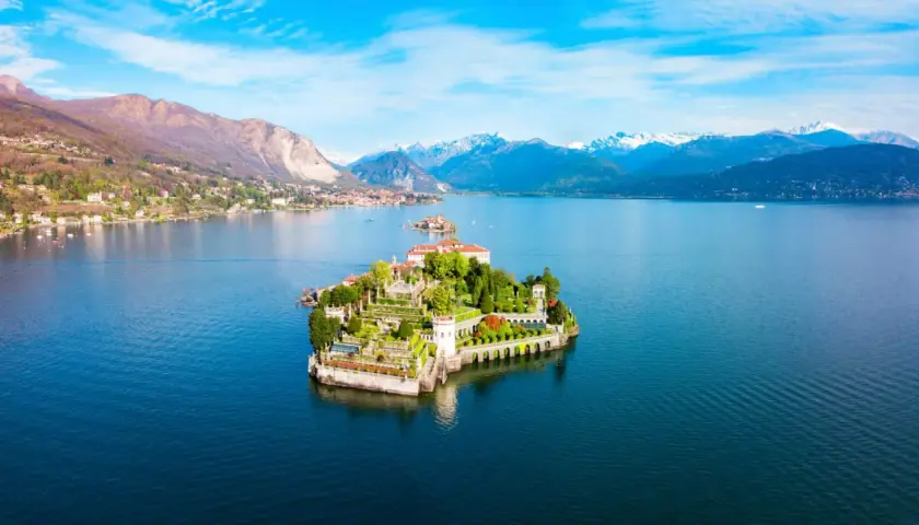 Isola Bella, un gioiello nel lago, incanta con i suoi giardini e palazzi. Potrebbe essere il lago più bello d'Italia.