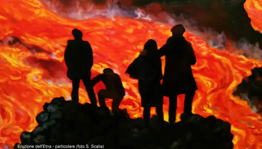 Silhouettes di persone osservano la lava incandescente dell'Etna, un'evocazione del "Fuga dall'Etna" di Renato Guttuso.