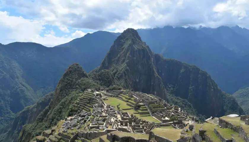 Machu Picchu, una delle meraviglie del mondo antico e moderno, si erge maestosa tra le montagne andine, testimonianza di un'antica civiltà.