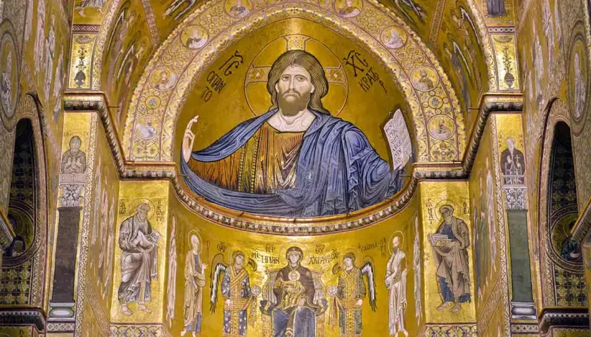 Mosaici dorati con Cristo Pantocratore e scene sacre, testimonianza dell'arte dei normanni in Sicilia.