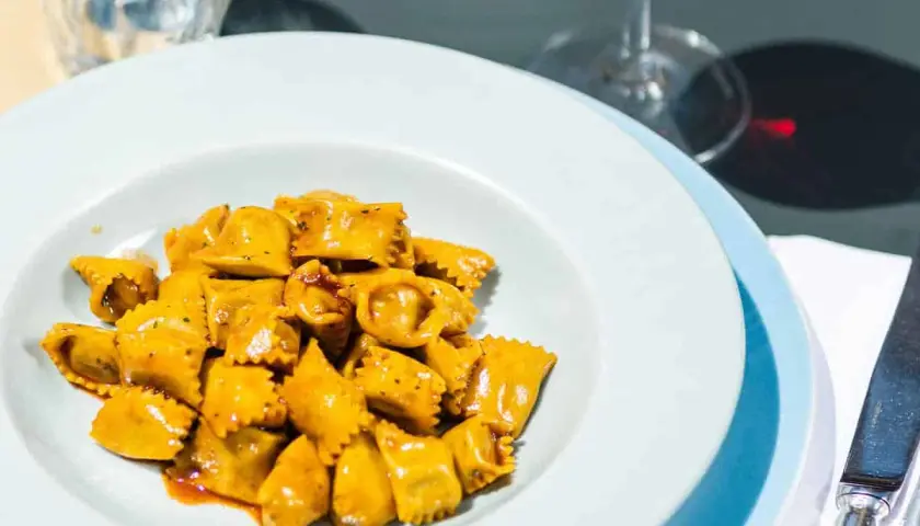 Ravioli gustosi, un'ottima opzione per chi cerca dove mangiare nelle Langhe spendendo poco. Un piatto che sa di tradizione.