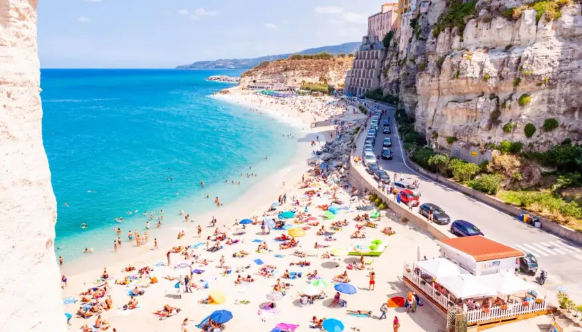 Le spiagge di Tropea, con la sabbia dorata, il mare cristallino e la scogliera a picco, sono un vero paradiso.