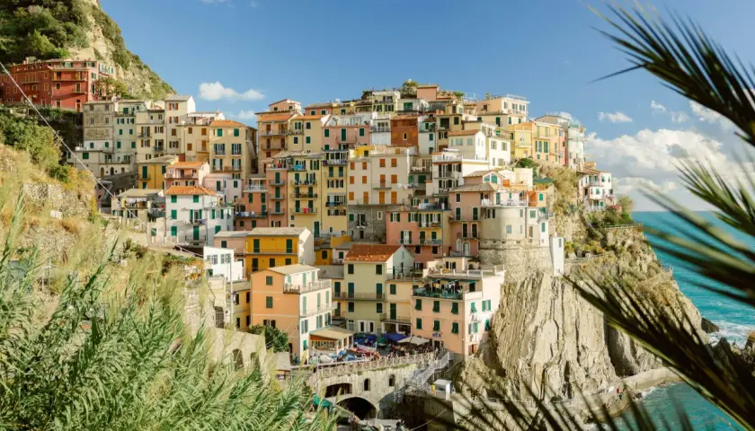 Case colorate a picco sul mare, un'immagine iconica di ciò per cui l'Italia è famosa: bellezza, paesaggi mozzafiato e vita vibrante.