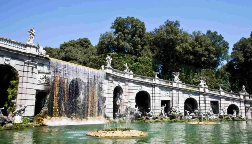Cascata monumentale con statue e fontane, parte della Reggia di Caserta, la piazza piu grande Italia.