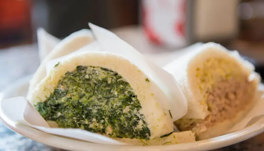 Tramezzini con spinaci e ricotta, e con tonno e maionese, gustosi piatti tipici veneziani.