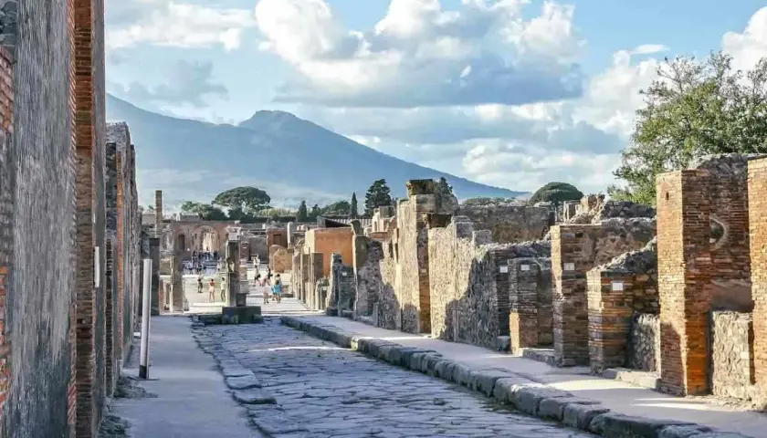 Antica strada romana a Pompei, con il Vesuvio sullo sfondo. Un percorso suggestivo per capire come raggiungere Pompei da Napoli.